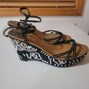 Fioni Black and White Wedges